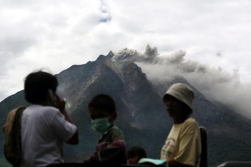 galleries/2013/09/17/indonesian-volcano-eruption-displaces-thousands-photos/130917-volcano-01_klf7x4