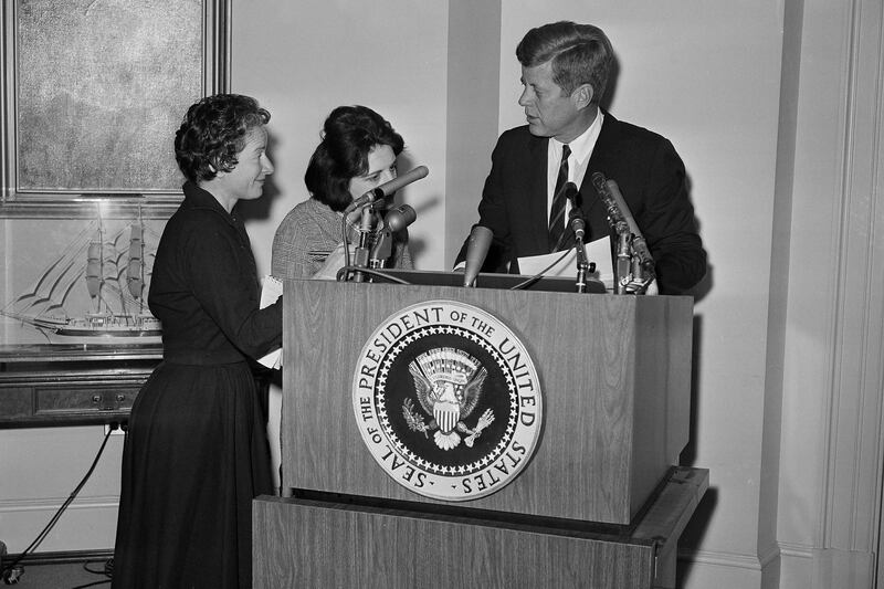 galleries/2013/07/21/a-life-inside-the-white-house-remembering-veteran-journalist-helen-thomas-photos/130720-helen-thomas-09_vhsisv