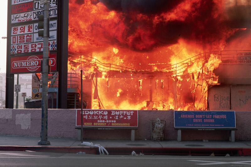 galleries/2012/04/26/dramatic-l-a-riots-photos/los-angeles-riots-benches_kkpvsh