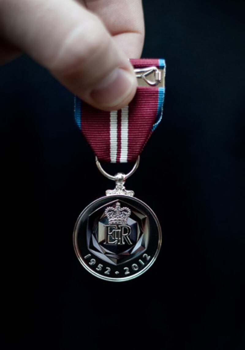 galleries/2012/03/29/pomp-circumstance-and-manure-a-day-in-the-life-of-the-royal-household-cavalry/household-cavalry-10_zcbmsf