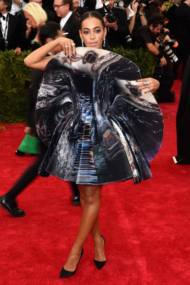 galleries/2015/05/04/how-to-rock-the-met-gala-red-carpet-starring-beyonce-rihanna-and-j-lo/150504-met-gala-10_w1ytzd