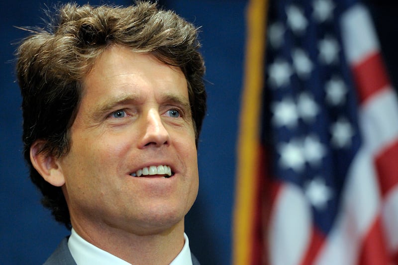 articles/2012/06/07/mark-shriver-talks-about-his-family-the-kennedys-and-writing-about-his-dad-s-decline/shriver-book-grove_xbbuis