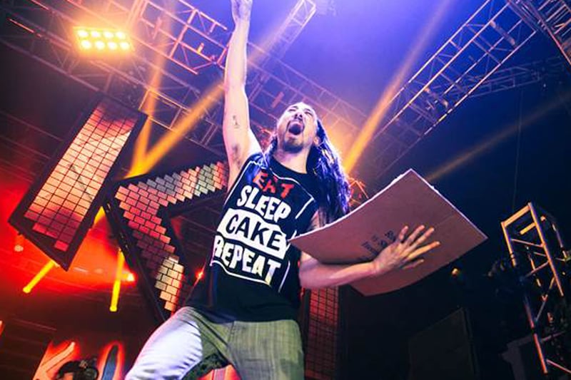 articles/2014/08/08/dj-steve-aoki-to-cake-or-not-to-cake/140807-aoki-cake-embed1_h6ozpx