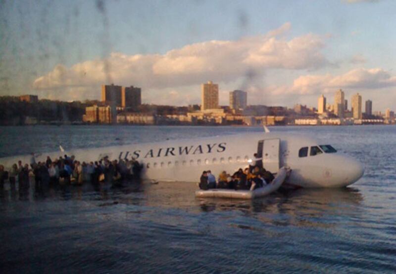 galleries/2009/01/16/miracle-on-the-hudson/plane-crash-7_v7lftx