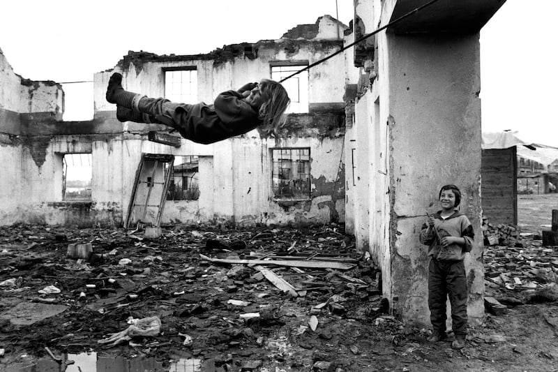 galleries/2015/11/14/love-and-war-through-peter-turnley-s-lens-photos/151113-love-war8_yekjoz