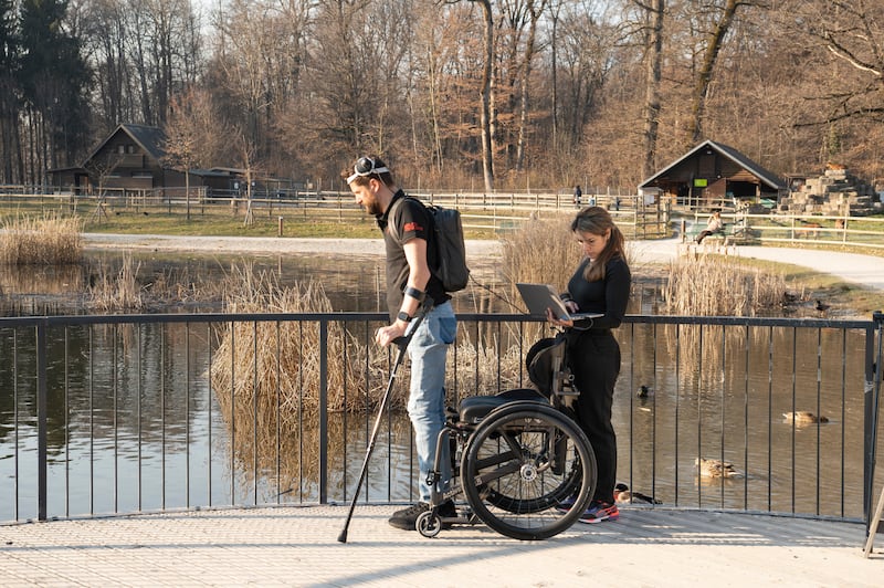 Gert-Jan-and-scientist-walking-with-digital-bridge_CHUV-Gilles-Weber_4203.image-jpeg_hmtssc