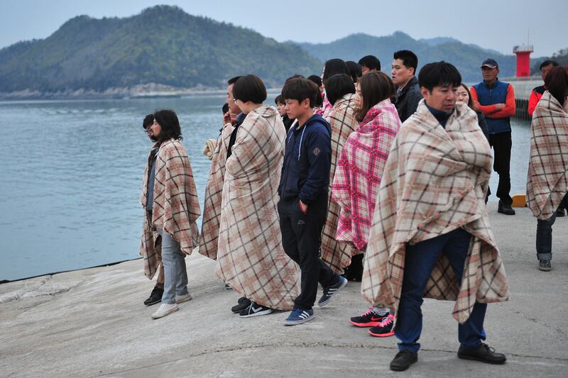 galleries/2014/04/16/south-korean-shipwreck-the-search-for-survivors/140416-south-korea-ferry05_brshvv