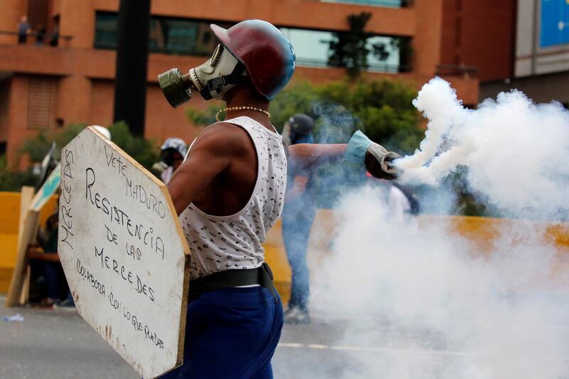 galleries/2017/04/20/venezuela-s-mother-of-all-marches-tens-of-thousands-protest-president/170510-venezuela-re-top-gal-07_jq19xi