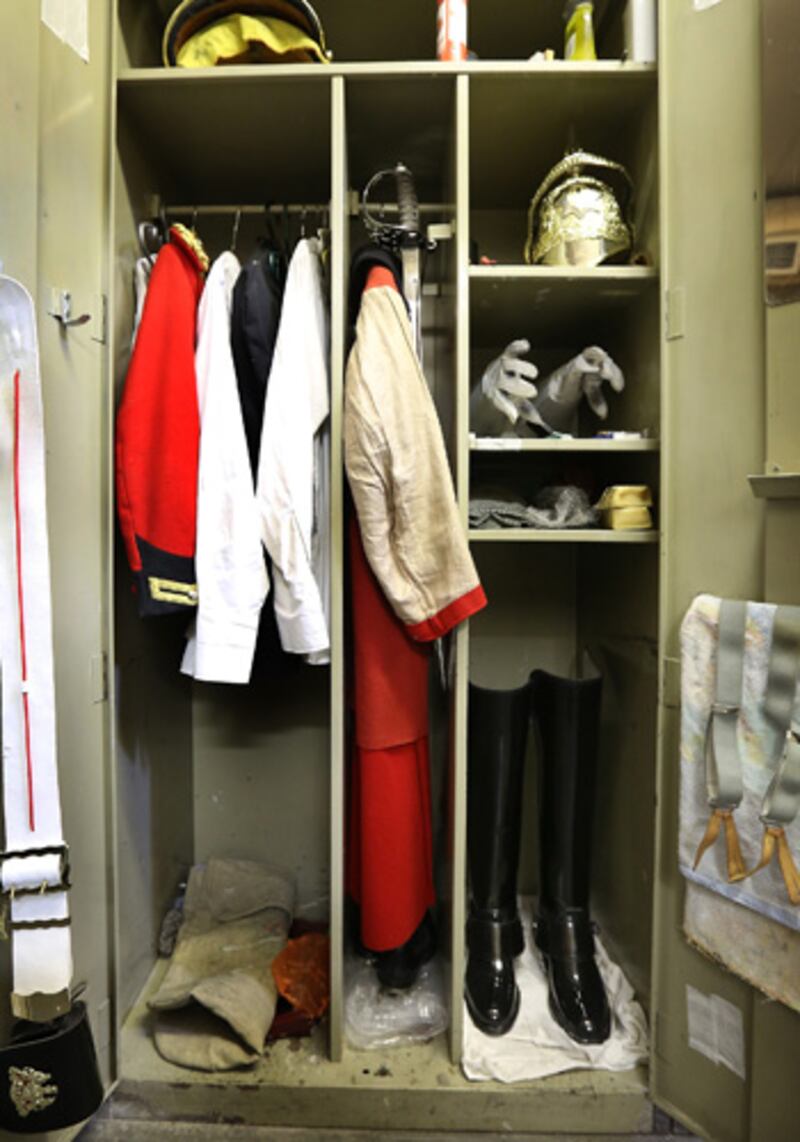 galleries/2012/03/29/pomp-circumstance-and-manure-a-day-in-the-life-of-the-royal-household-cavalry/household-cavalry-3_he2w9k