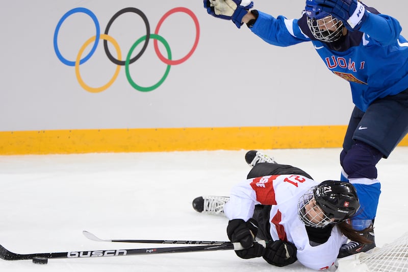 galleries/2014/02/13/gloves-come-off-and-women-s-hockey-gets-dirty-in-sochi-photos/140212-oly-hockey7_uhczns