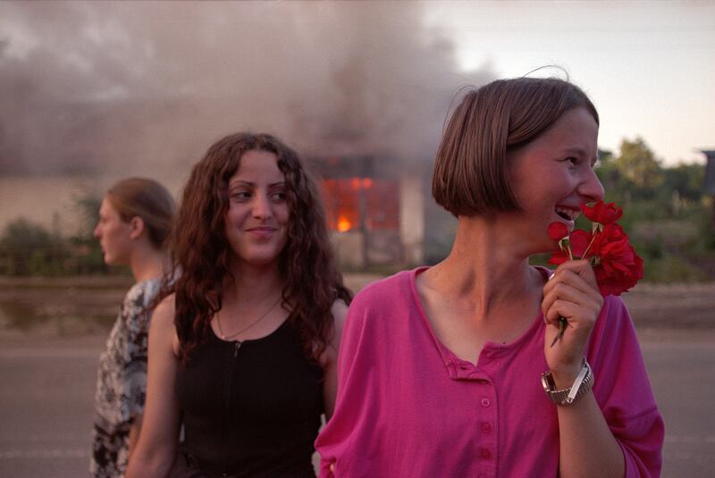 Boulat_-_Reproduced_by_permission_from_Association_Pierre___Alexandra_Boulat_Two_Girls_Greeting_Soldiers_in_Kosovo._Alexandra_Boulat_zi2jlr