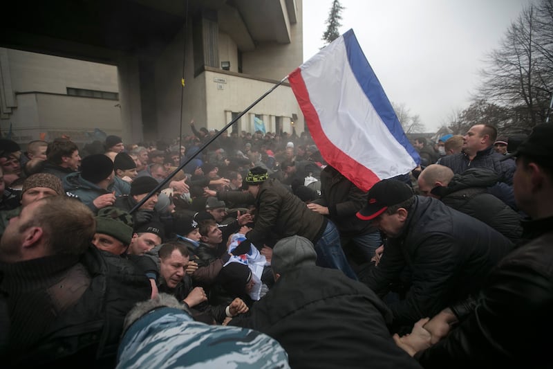 galleries/2014/02/28/crimea-in-chaos-and-crisis/140227-crimea-protest3_ds42bi