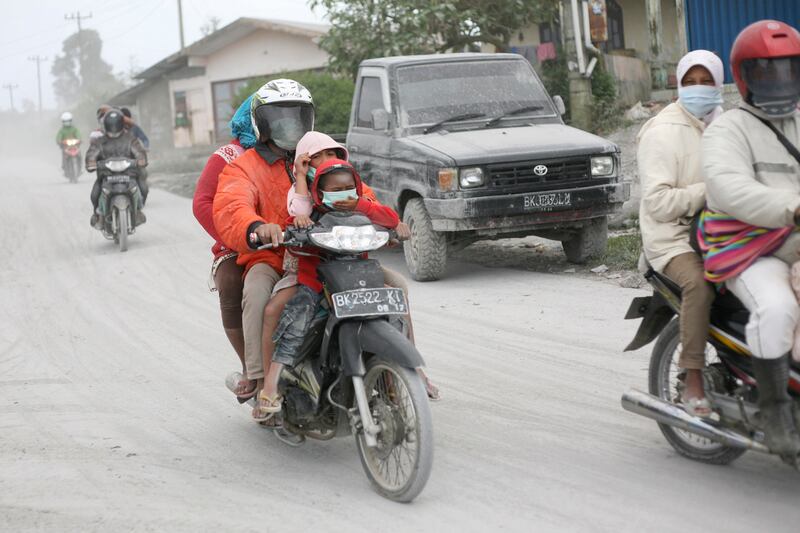 galleries/2013/09/17/indonesian-volcano-eruption-displaces-thousands-photos/130917-volcano-09_ag3n4s