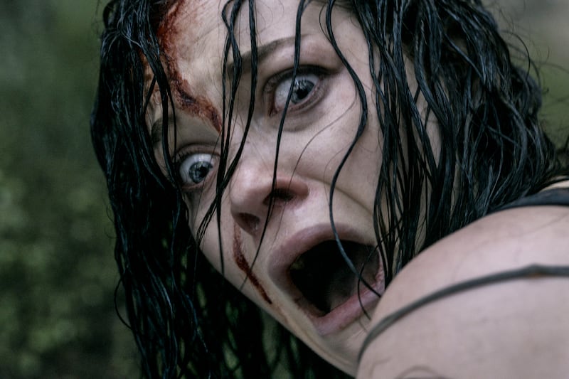 articles/2013/04/05/evil-dead-remake-pays-homage-to-a-horror-cult-classic/130405-evil-dead-trinh-tease_noub5m