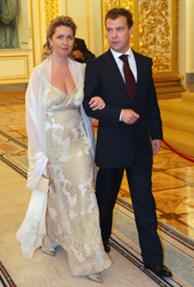 articles/2009/03/11/first-lady-fashion-showdown/fashionable-first-ladies---medvedev_rxfa4z