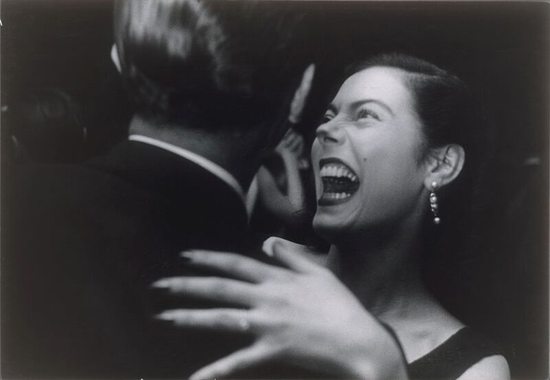 galleries/2014/06/27/garry-winogrand-retrospective-at-the-met-photos/garry-winogrand-el-morocco-1955_yhe59b