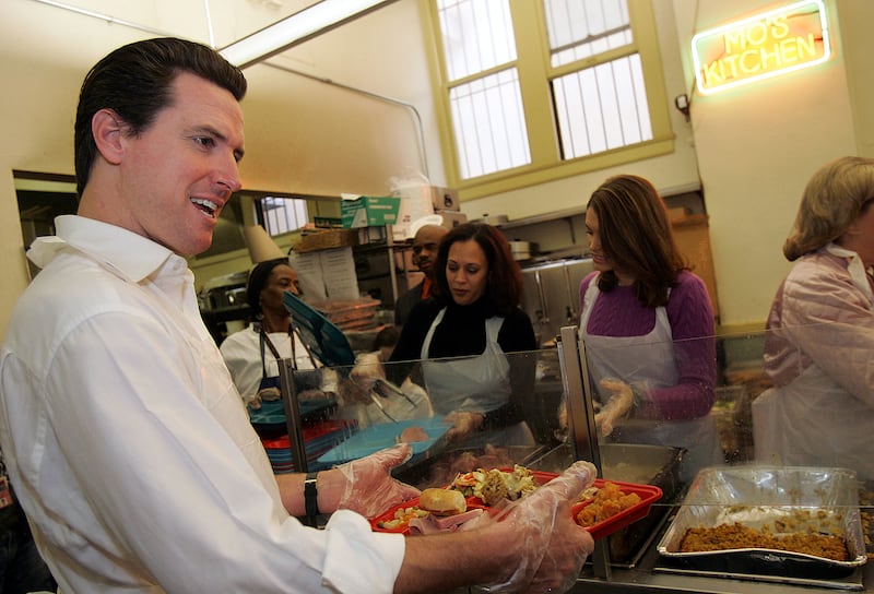 Gavin Newsom (l), Kamala Harris (c), and Kimberly Guilfoyle volunteer at a San Francisco church in 2004