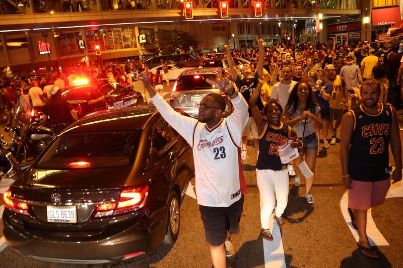 galleries/2016/06/20/cleveland-celebrates-cavaliers-win-photos/160620-clevland-reax2_hpcm6w