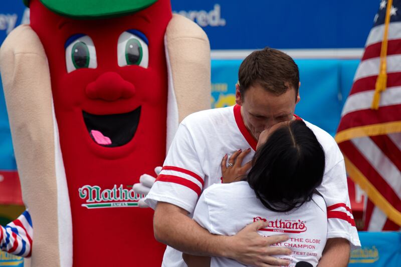 articles/2014/07/05/how-to-stomach-a-hot-dog-eating-contest/140704-silverman-hot-dog-embed-2_idrcdj