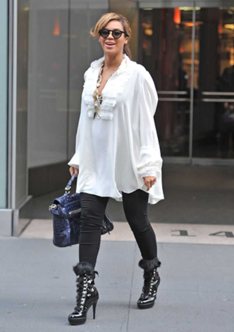 galleries/2011/12/23/the-year-in-pregnant-beyonce-photos/white-tunic-pregnant-beyonce-fashion_mkzozd