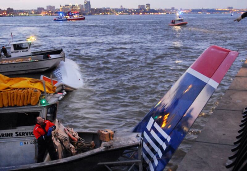 galleries/2009/01/16/miracle-on-the-hudson/plane-crash-10_qnudrq