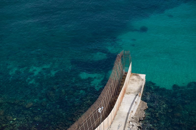 galleries/2014/05/30/onslaught-of-moroccans-rush-the-spanish-border-photos/140530-spain-fence13_brmnqe