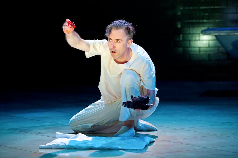 articles/2013/04/23/madbeth-alan-cumming-plays-every-role-in-macbeth/130423-cumming-macbeth-schillinger-tease_vaaobg