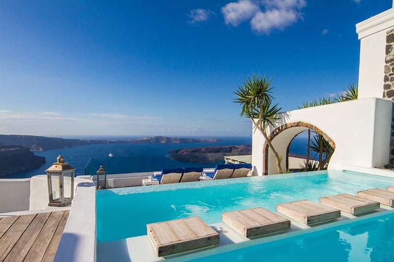 articles/2014/06/10/book-a-room-for-two-in-a-santorini-cave/140609-ede-santorini-tease_jezc9r