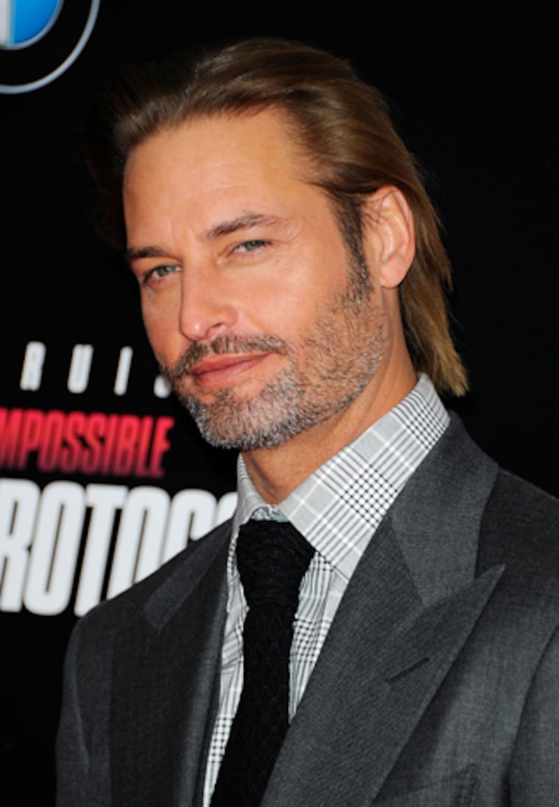 galleries/2012/05/09/matthew-fox-josh-holloway-more-lost-stars-driving-curse-photos/lost-driving-josh-holloway_somlpu