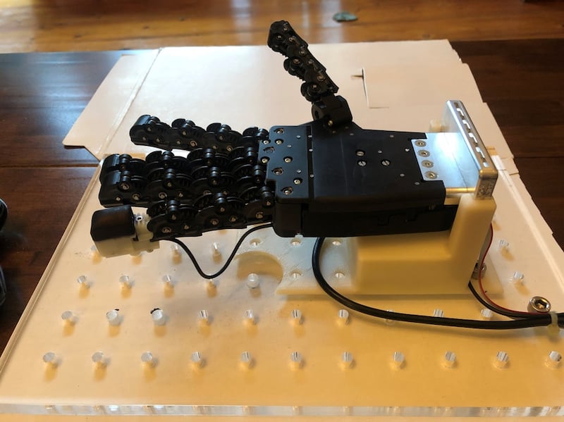 Robotic_hand_with_3D_printed_fingertip_ckvkev