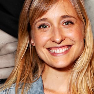 180328-Zimmerman-Allison-Mack-tease_yw6kdx