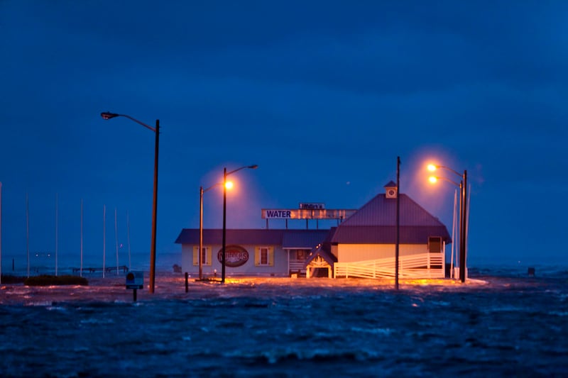 galleries/2011/08/26/hurricane-irene-photos/irene-photos-nags-head-north-carolina_agwcmf