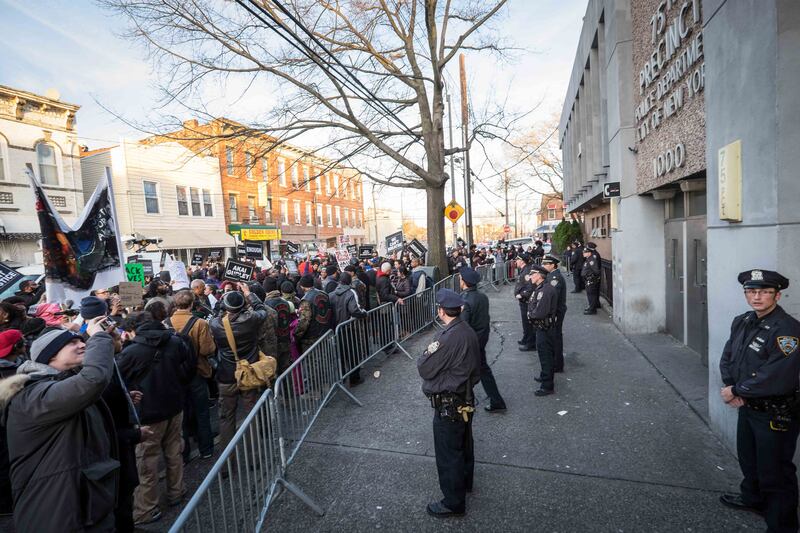 galleries/2014/12/27/marching-in-memory-of-akai-gurley/141227-brooklyn-protest4_vhleri