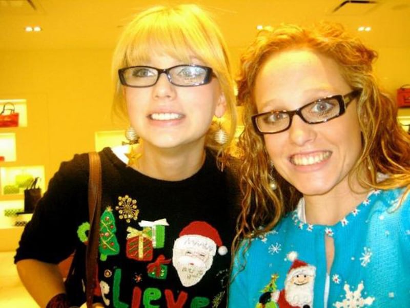 galleries/2011/11/28/celebrities-in-ugly-christmas-sweaters-photos/christmas-sweaters-swift_q0iuhv