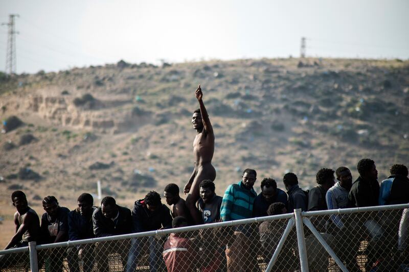 galleries/2014/05/30/onslaught-of-moroccans-rush-the-spanish-border-photos/140530-spain-fence1_mqvud9