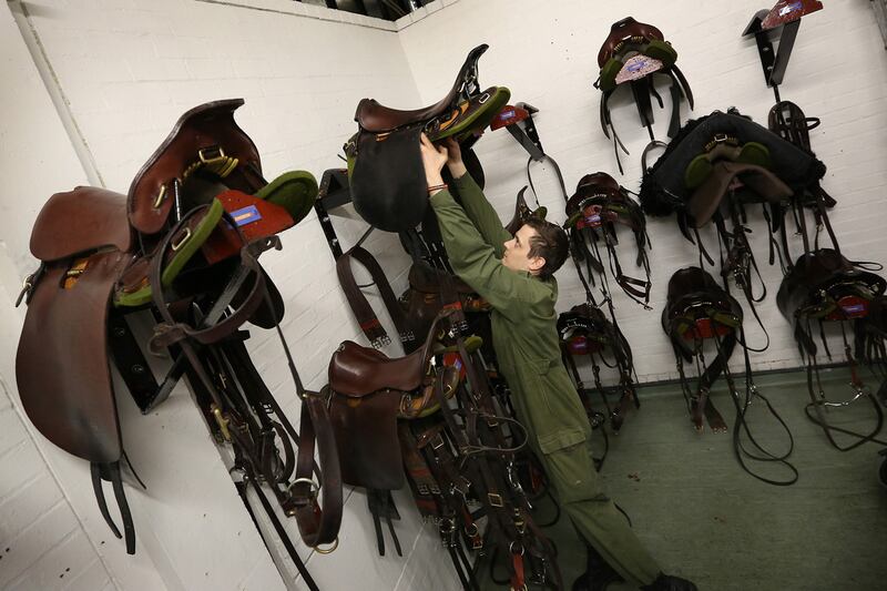 galleries/2012/03/29/pomp-circumstance-and-manure-a-day-in-the-life-of-the-royal-household-cavalry/household-cavalry-12_reiljs