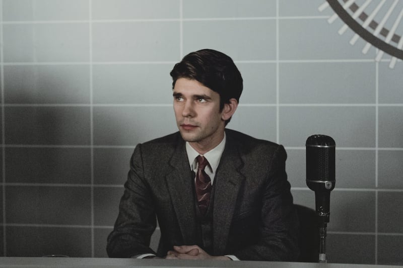 articles/2012/11/28/ben-whishaw-takes-on-bond-in-skyfall-and-newsroom-in-the-hour/lacob-whinshaw-tease-embed_rzgi6m