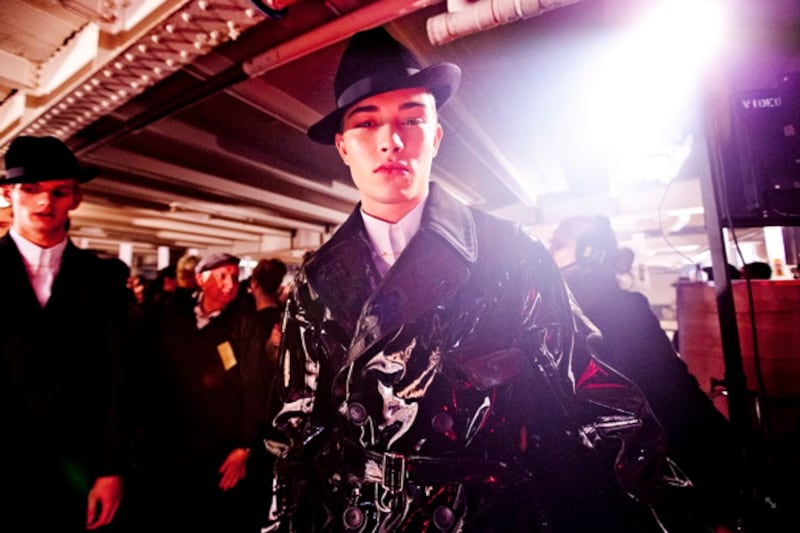 galleries/2012/01/23/paris-men-s-fashion-week-backstage-photos/mens-fashion-week-gal-5_iiudqa