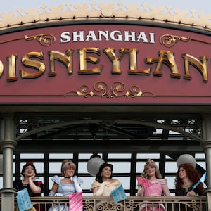 2020-05-11T000000Z_1299463637_RC21MG9ZFE57_RTRMADP_3_HEALTH-CORONAVIRUS-CHINA-DISNEY_m7szfk