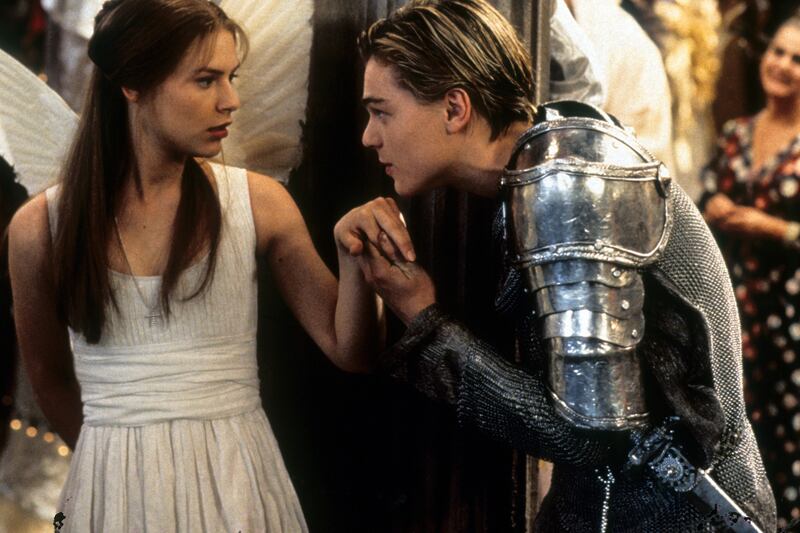 articles/2014/07/04/co-stars-who-hated-each-other-ryan-gosling-and-rachel-mcadams-in-the-notebook-and-more/140703-feuds-romeo-juliet-embed_cwpn5c