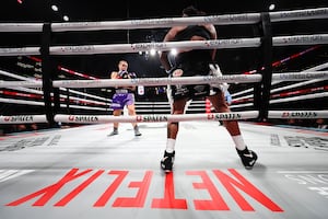 ARLINGTON, TEXAS - NOVEMBER 15: (L-R) Melinda Watpoo and Shadasia Green fight during Netflix: Jake Paul vs. Mike Tyson at AT&T Stadium on November 15, 2024 in Arlington, Texas.