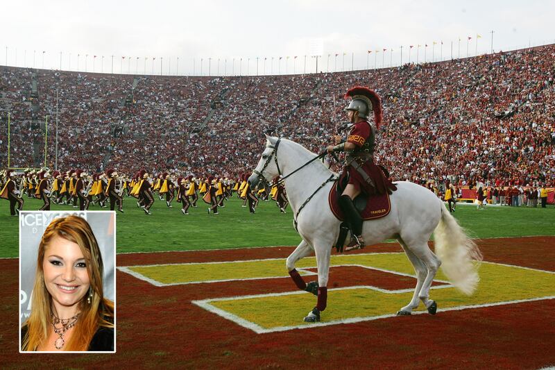 articles/2012/05/31/aurora-snow-inside-the-l-a-coliseum-porno/snow-porn-usc-coliseum-embed_usch05