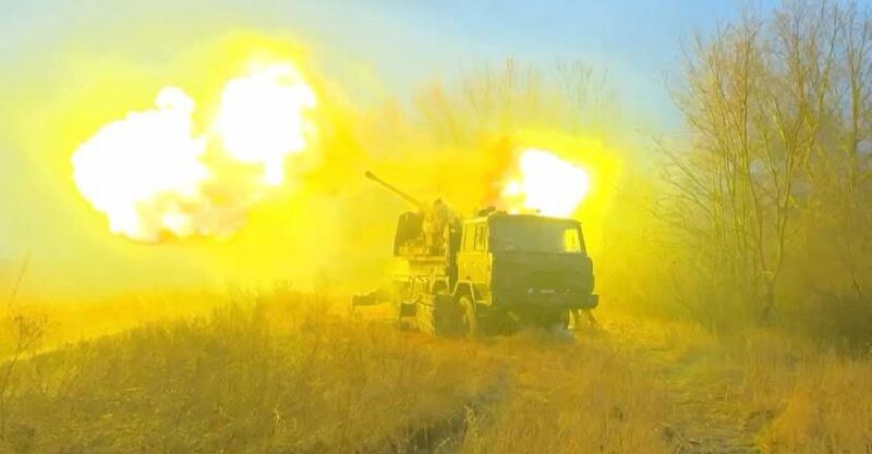 A photo showing a homemade Ukrainian weapon on the battlefield.