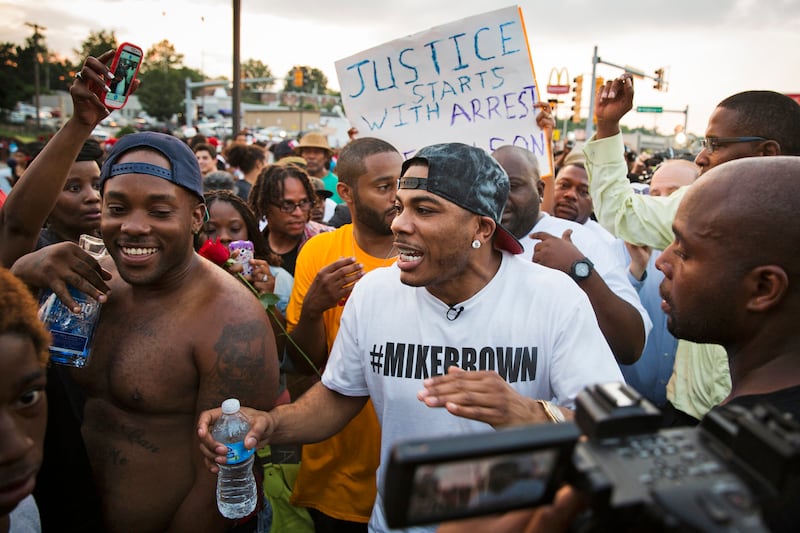 galleries/2014/08/18/missouri-protest-descends-into-chaos-photos/140819-ferguson-missouri-riots-update6_mfdtkk