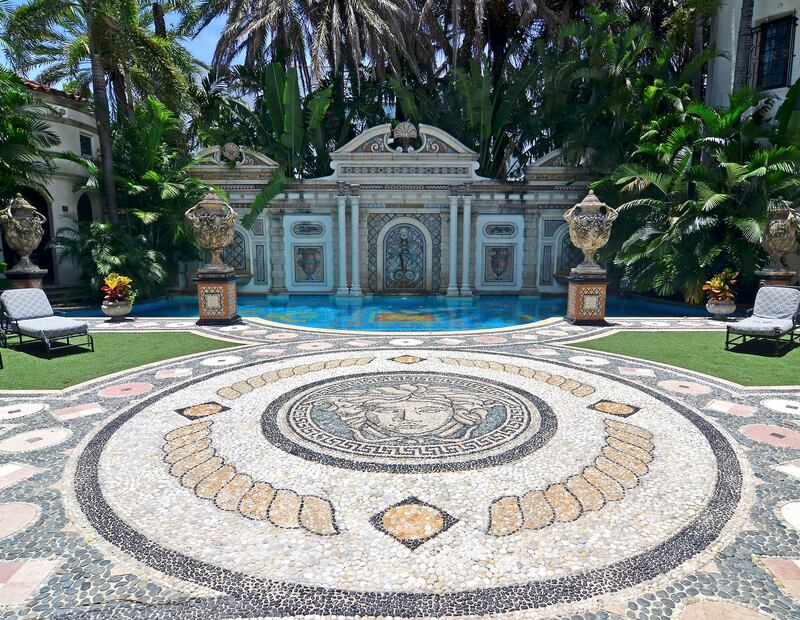 galleries/2013/09/19/omg-i-want-this-house-south-beach-photos/130919-omg-versace2_pohke3