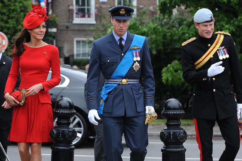 galleries/2012/06/03/queen-elizabeth-s-diamond-jubilee-kate-middleton-prince-william-and-more-photos/kate-will-harry-queen-jubilee-celebration_lvtikq