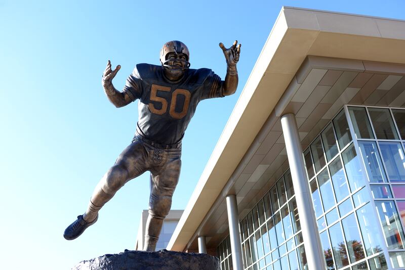 A statue of former Illinois Fighting Illini linebacker Dick Butkus.