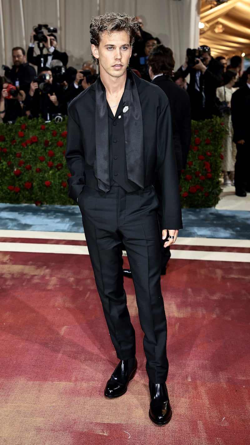 met-gala-austin-butler_du8a4z