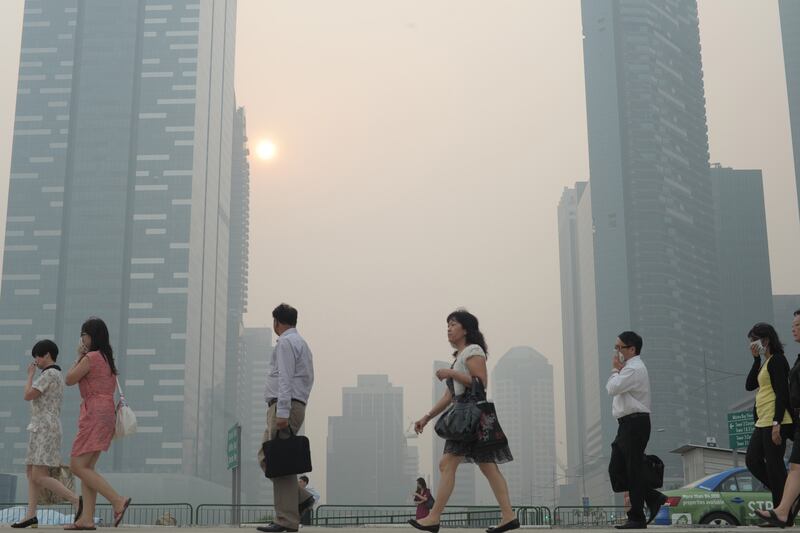 galleries/2013/06/20/terrifying-pollution-blankets-singapore-it-s-indonesia-s-fault/300620-Singapore-smog-13_pfhbby