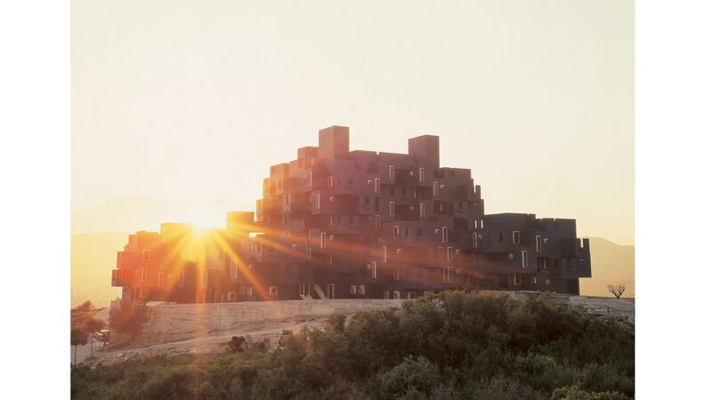 -Kafka_Castle_Sitges_Barcelona_Spain_Ricardo_Bofill_Taller_Arquitectura_01_fb8cku